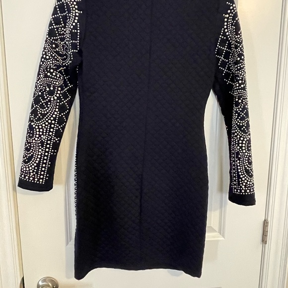 Stylish and sexy, fitted, beaded dress quilted fabric with some stretch - Picture 2 of 4